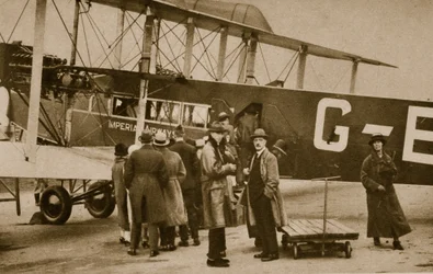 Passagiere steigen in ein Flugzeug der Imperial Airways nach Paris ein